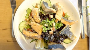 Saiblingssalat auf steirische Art mit bunten Blattsalaten vom Ausseer Saibling, frischen Kräutern, Kirschtomaten und Weißbrotcroutons.