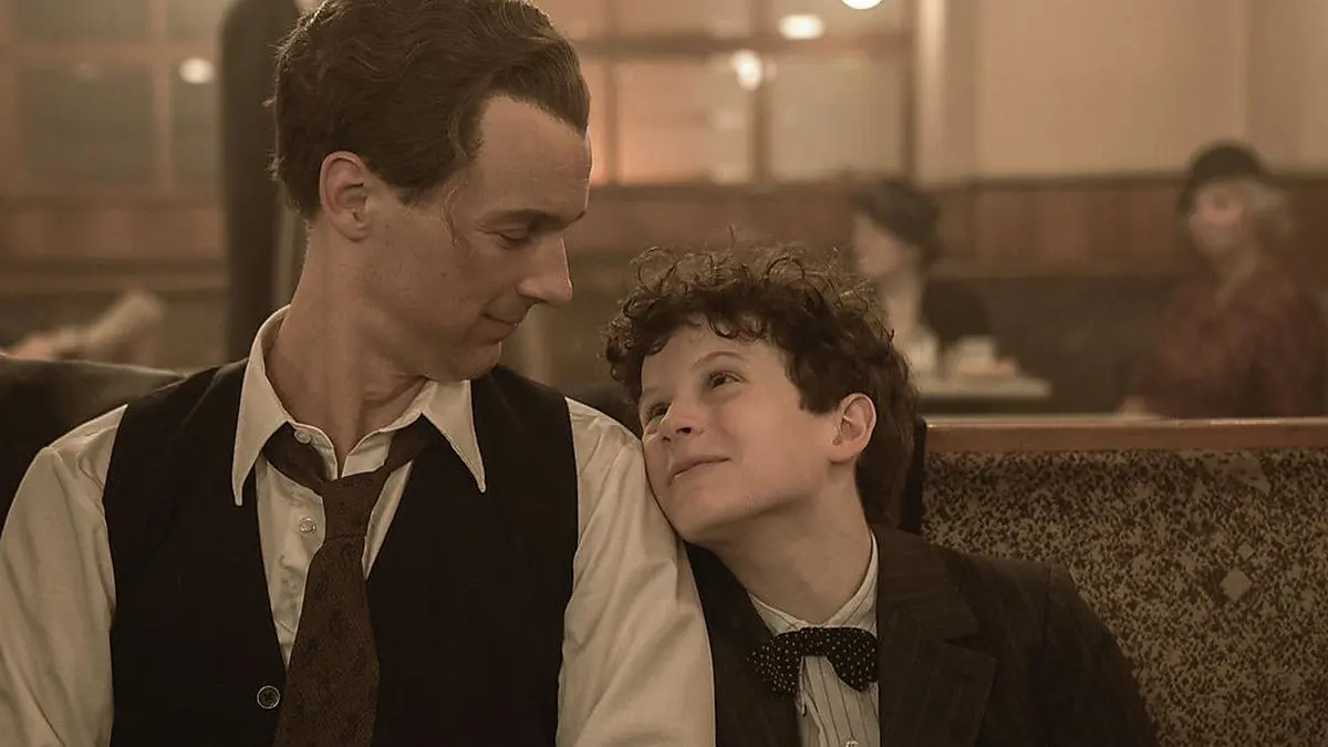 Erich Kästner (Florian David Fitz) und sein junger Fan Hans (Nico Ramon Kleemann)