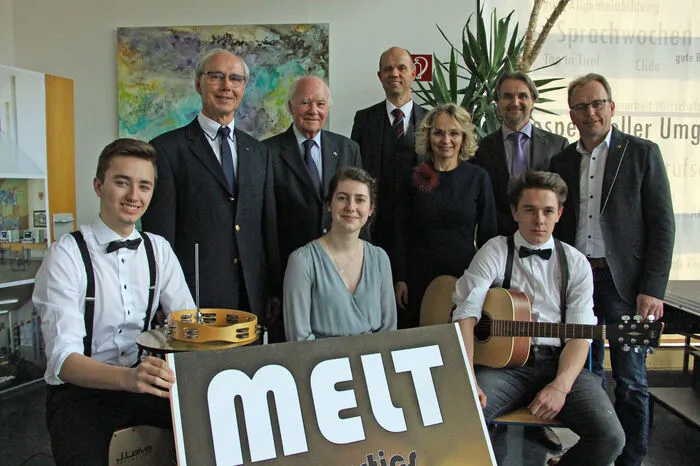 Die Schulband mit den ehemaligen Schulleitern Wolfgang Schneeberger und Josef Lackner, Festredner Christian Lagger, Bürgermeisterin und HAK-Absolventin Elisabeth Blanik, Direktor Josef Pretis und Landtagsabgeordneten Martin Mayerl