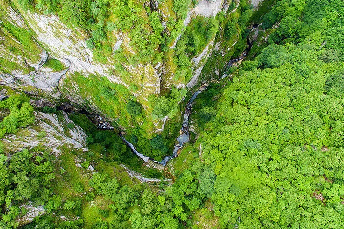 Wer schwindelfrei ist und Freude am Klettern hat, sollte das Abenteuer Canyoning im Nevidio-Canyon wagen. Die rund 1700 Meter lange und 125 Meter tiefe Schlucht ist Teil der Mala Komarnica, eines Flusses, der am Fuße des südlichen Durmitor-Gebirges entspringt. Spätestens am „Point of no return“ heißt es: nur noch voranschauen, umkehren ist unmöglich. Allein durch einen Sprung in ein Wasserbecken gelangt man aus dem Canyon wieder heraus. Die Tour durch den Canyon ist nur in Begleitung eines ortskundigen Guides erlaubt.