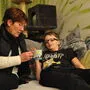 Notfallmama Sulzer verpflegt Sebastian mit einer Tasse Tee