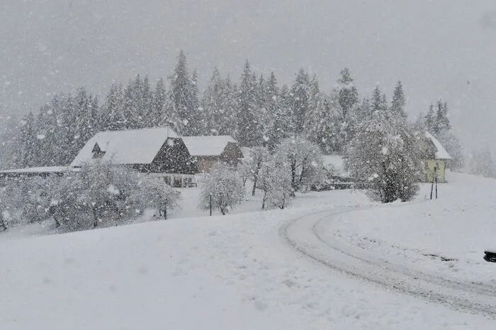 Der erste Schneefall gab diesem Gehöft im Bezirk Murau einen weißen Anstrich.