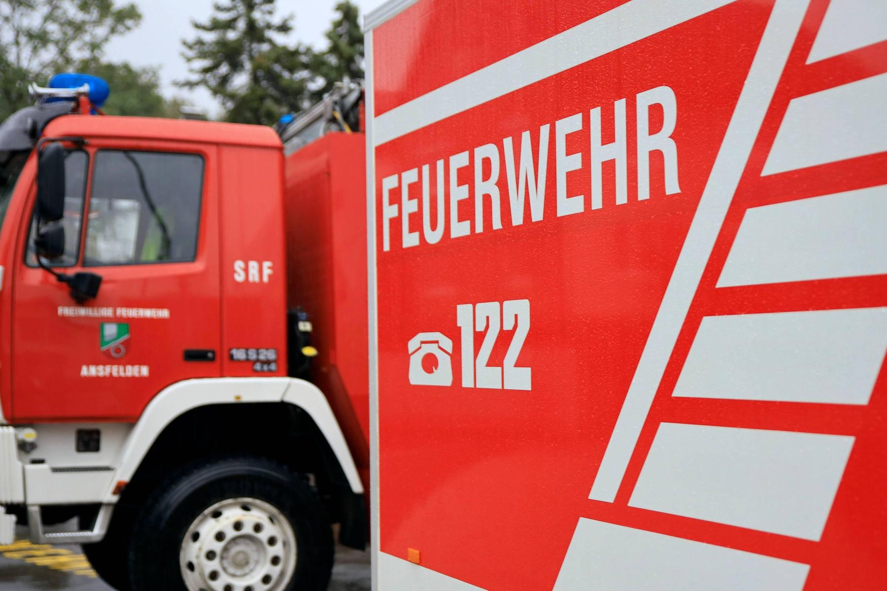 Familie konnte sich retten: Kinder spielten mit Feuerzeug: Brand in Mehrparteienhaus