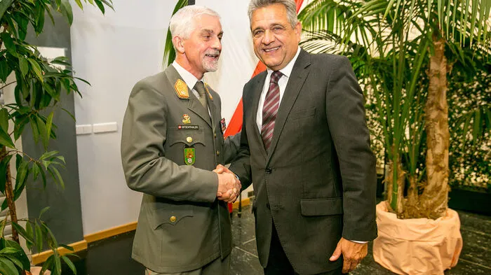 Der St. Veiter Bürgermeister Gerhard Mock wurde als "Wehrpolitischer Kärntner des Jahres" von Militärkommandant Walter Gitschthaler geehrt.