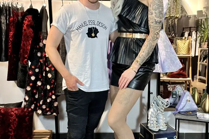 Am perfekten Dinner präsentiert sich Gloria Hole in einem Outfit von Manuel Essl