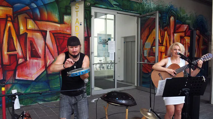 Die Drinks waren gratis. Im Innenhof spielte die Band "Mit Leib und Seele" mit Eliz Schweizer an der Gitarre und Klaus Lippitsch unter anderem an den Drums. In der Klagenfurter Stadtgalerie war der Eintritt am Samstag frei. Im Rahmen des Tages der offenen Tür führten Mitarbeiter kostenlos durch die aktuelle Ausstellung 500 Jahre Klagenfurt - verbrannt, verschenkt und wachgeküsst.