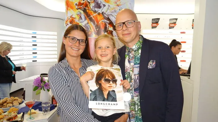Was Gucci, Longchamp und Any DI an Brillenmode zu bieten haben, wurde in Spittal bei Opitk Nitsch Kunden und Freunden des Hauses präsentiert.Daniela Herzig-Rieder und Ingo Herzig mit ihrem Töchterchen.