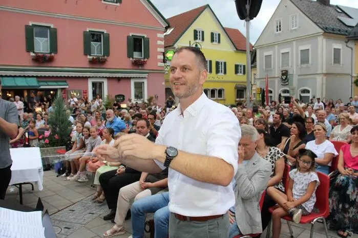 Nach der Begrüßung durch Direktor Peter Lidl präsentierten die Musikschüler einen beeindruckenden Querschnitt ihrer Arbeit des vergangenen Jahres in verschiedenen Ensembles.