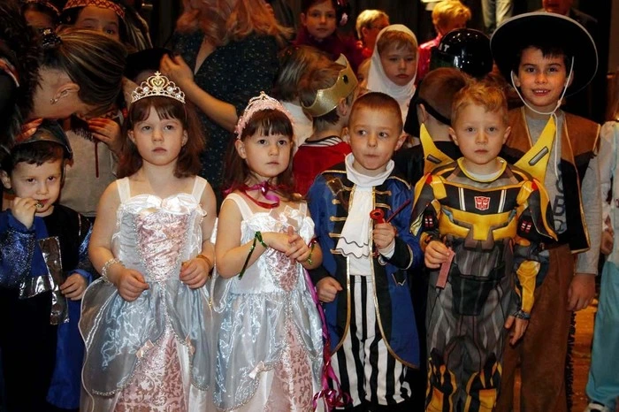 ...Prinzessinnen, Hexen, Tiger und Piraten mit einer lustigen Polonaise den Ball,