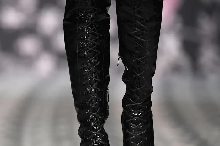 Fast wie ein mystischerotischer Traum erscheint die Spring/Summer 2020 Kollektion der österreichischen Designerin Lena Hoschek.