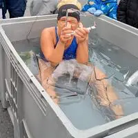 Extremsportlerin Claudia Müller bittet wieder zum Eisschwimmen für den guten Zweck