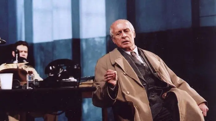 Das Bild zeigt ein Szenenfoto von Schauspieler Heinz Trixner mit seinem Kollegen Christian Schmidt (hinten) „Furtwängler, Kategorie 4“ am Stadttheater Klagenfurt im Jahr 2004