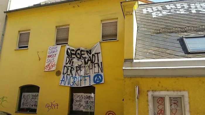 Plakative Botschaften an Fassade und Dach
