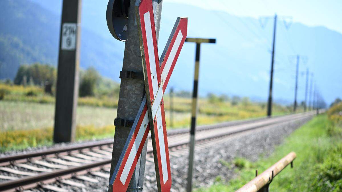  In Österreich seien nämlich in den fast drei Jahrzehnten 655 Bahnkilometer und 230 Bahnhöfe stillgelegt worden, kritisiert Greenpeace