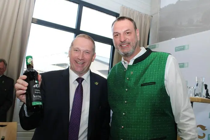 Als Präsent gab es ein personalisiertes Steirerkraft-Kernöl für die Ehrengäste. Hier am Bild Alwera-Vorstand Andreas Cretnik mit ÖAAB-Landesobmann Günther Ruprecht.