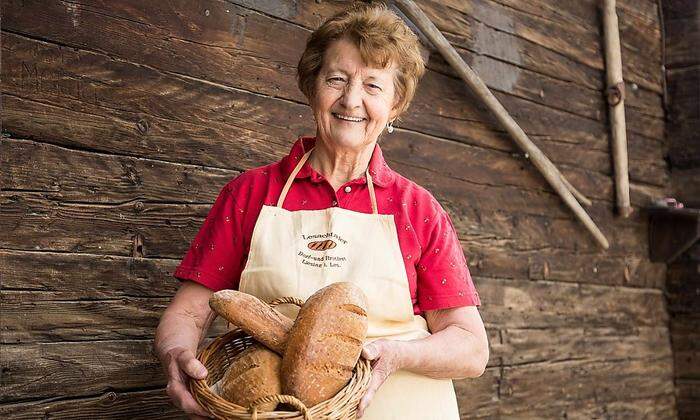Rosa Lanner, Seniorchefin des  Alpenhotels "Zum Wanderniki"sammelt das Brot und trocknet es schonend