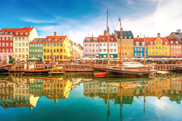 Kopenhagen. Platz 9 geht an Kopenhagen, die Hauptstadt Dänemarks. Insgesamt wurden für das Ranking 140 Großstädte nach Kriterien wie Infrastruktur, Bildung, Gesundheitsversorgung, Stabilität und Kultur miteinander verglichen.
