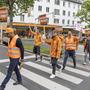 Zu Fuß statt auf dem Dienstrad: die streikenden Lieferando-Boten in Klagenfurt