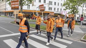 Zu Fuß statt auf dem Dienstrad: die streikenden Lieferando-Boten in Klagenfurt