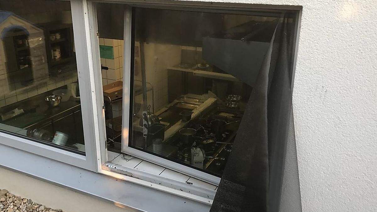 Die Unbekannten stiegen über das Küchenfenster in das Restaurant ein