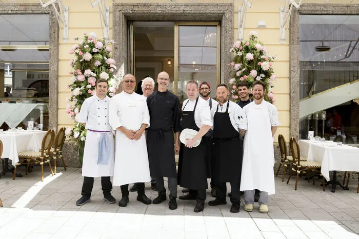 ... das stolze Team um Küchenchef Alfred Renn (ganz in Schwarz) ...