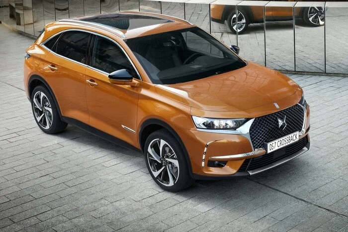 Zwei Sicken aus Aluminium, die einen Pfeil zwischen der Spitze des Kühlergrills und den zweifarbigen Rückspiegeln bilden, unterstreichen die 4,57 Meter Länge des Crossover, der auf PSAs EMP2-Plattform steht.