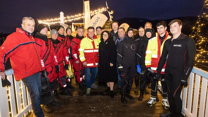 Beim Christbaumversenken wird ein mit Lichtern geschmückter und von Pater Anton gesegneter Christbaum von Tauchern der Berufsfeuerwehr Klagenfurt und des Ersten Kärntner Unterwasser-Sportklubs EKUS im Wörthersee versenkt. Dabei wird an alle im See Verstorbenen gedacht und für eine unfallfreie Tauchsaison gebetet.