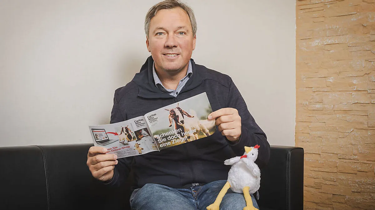 Fritz Strobl mit dem süßen Stoffhahn