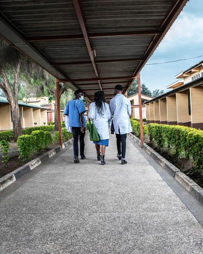 Mitarbeiter, die durch die Gänge des Level-5-Krankenhauses in Nakuru gehen, wo die medizinische Versorgung aufgrund eines landesweiten Ärztestreiks stark beeinträchtigt ist.