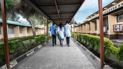 Mitarbeiter, die durch die Gänge des Level-5-Krankenhauses in Nakuru gehen, wo die medizinische Versorgung aufgrund eines landesweiten Ärztestreiks stark beeinträchtigt ist.