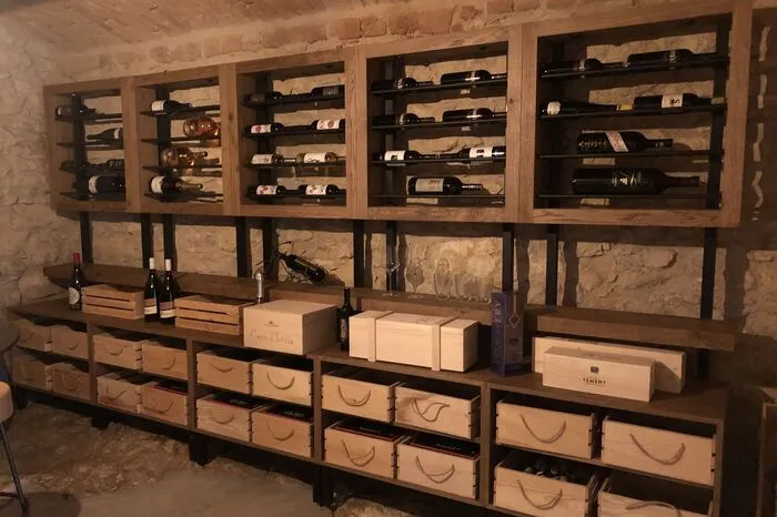 ... man das Thema Wein einbaut“, erklärt der Innenausstatter bei einer Führung durch das ehemalige Weinstöckl.