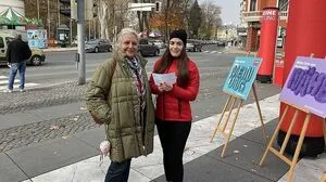 Unsere Promotion-Mitarbeiterin fragt in allen Regionen nach - in Spittal auch bei Hannelore Rücker: Welchen Begriff verbinden Sie mit der Kleinen Zeitung? 