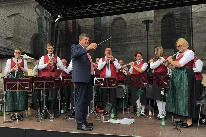 Am sonntägigen Frühschoppen dirigierte Bürgermeister Franz Jost die Stadtkapelle