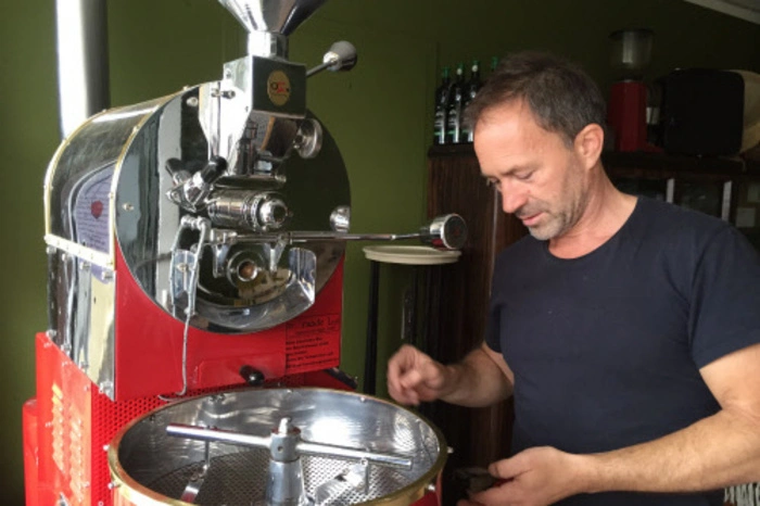 Thomas Helml begann im Frühjahr mit dem Kaffeerösten