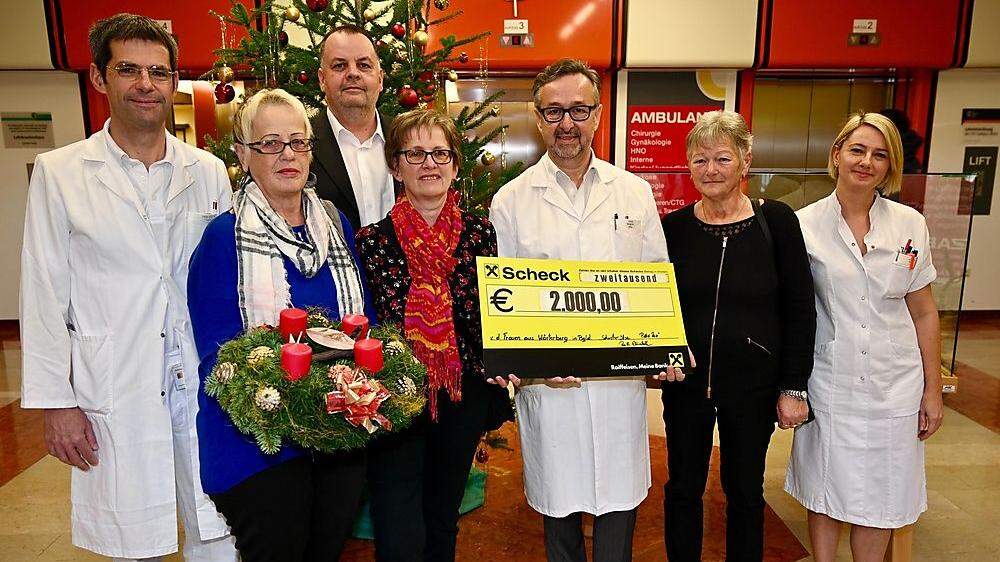 Seit 15 Jahren spenden die Adventkranz-Damen aus Wörterberg, Bezirk Güssing, den Erlös des Verkaufs von Adventkränzen an die Onkologie