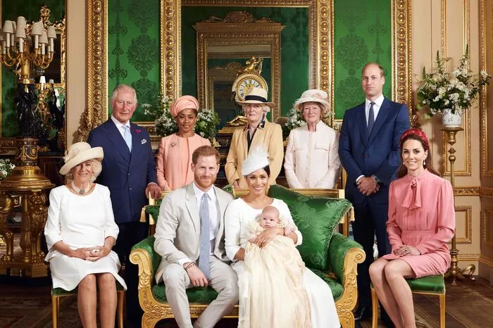 Sinn des Megxit war es, die Dinge anders zu machen, als es normalerweise für Royals üblich ist. Dennoch sorgt es regelmäßig für Schlagzeilen, wenn das Paar tatsächlich mit royalen Traditionen bricht und neue Wege geht. Bei der US-Wahl berichteten etwa zahlreiche amerikanische Medien, als die 39-jährige Meghan ihren Stimmzettel in die Wahlurne geworfen hatte. Mitglieder der königlichen Familie geben traditionell bei Wahlen keine Stimme ab - sie haben keine eigene Meinung zu haben.