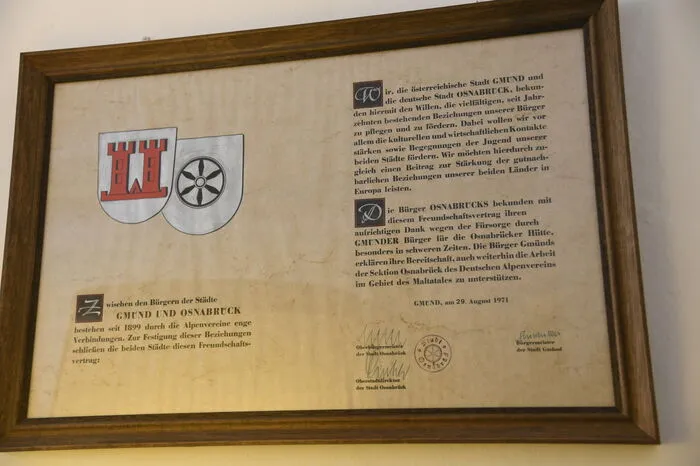 Wahre Freundschaft, mit der Urkunde der beiden Städte, besiegelt am 29. August 1971.
