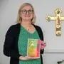 Waltraud Kraus-Gallob mit dem Begleitbuch zur Veranstaltung „Gott einen Ort sichern“