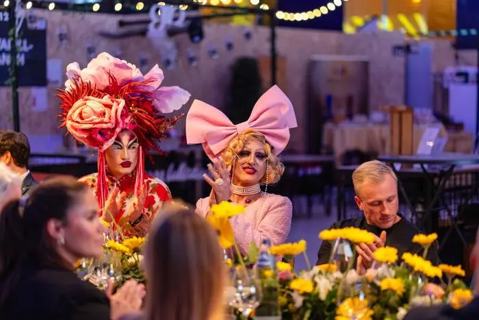 ... und die Gästeschar war kunterbunt, hier die Dragqueens Chemical Princess, Jodie Fox und Christoph Klescher (Paul & Bohne) ...
