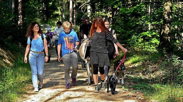 Michaela Zingerle (l.) lädt zum EU-Wandertag in den Naturpark Pöllauer Tal ein