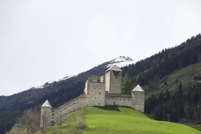 Anfang Oktober führten die Jenseitsforscher von "Projekt Anderwelt" auf Burg Heinfels in Osttirol paranormale Untersuchungen durch. Es soll dort nämlich spuken. Und tatsächlich konnte "viel Material" gesammelt werden. "Auf Fragen meiner Kollegin wurde geantwortet, die Bewegungssensoren schlugen aus", verrät Alina Heinrich
