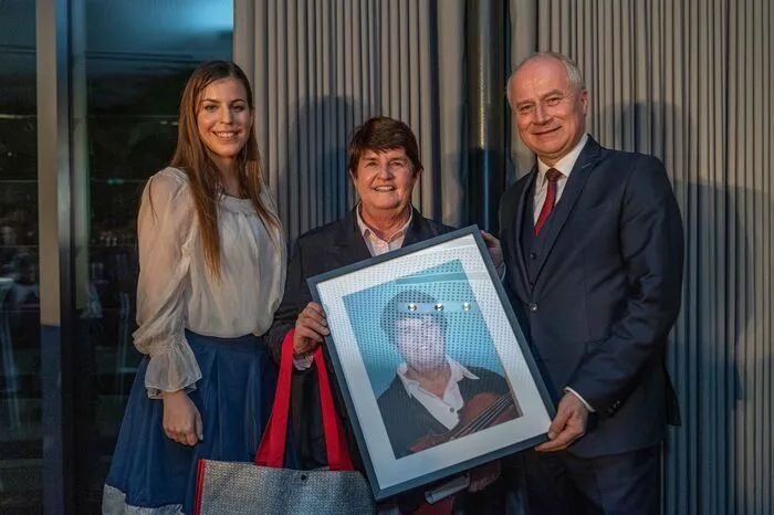 Lore Schrettner wurde in der Kategorie "Kultur" ausgezeichnet. Hier im Bild mit Redakteurin Sarah Ruckhofer und Landesrat Johann Seitinger