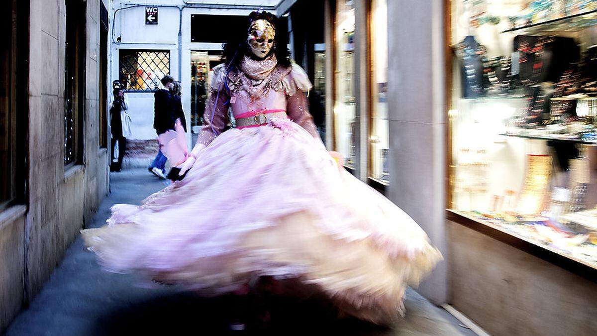 Der Karneval zählte mit seinen Maskenbällen, Gondel-Paraden und Feuerwerken zu den wichtigsten Festen von Venedig