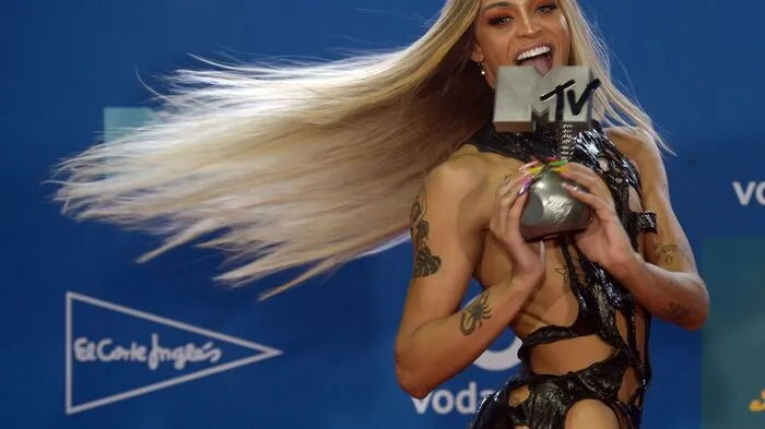 In Sevilla wurden in der Nacht auf Sonntag die MTV Europe Music Awards verliehen. Billie Eilish, die große Abräumerin, hat sich via Video zuschalten lassen. Nachfolgend die besten Bilder des Abends. Sehr beschwingt die Drag Queen-Sensation aus Brasilien: Pabllo Vittar
