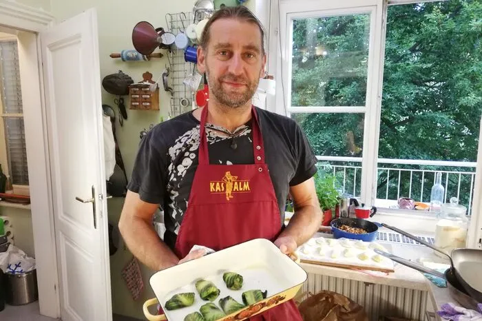 Donnerstag: Michael, 47 Jahre. Vorspeise: Gams Sherry Consommè mit Comté Chips und Belper Knolle. Hauptspeise: Dreierlei Fisch mit Pecorino Sardo und Occelli al Barolo. Nachspeise: Frische Nudeltascherl mit Robiola fresca auf Beerengrütze