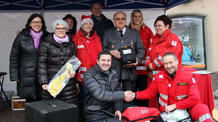 Adi Streit (vorne links) beim Überreichen des „First Responder“-Rucksackes