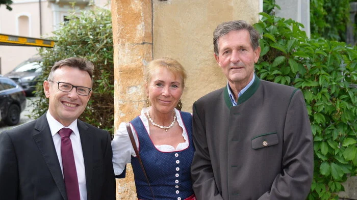 Musikschuldirektor Hans Brunner begrüßt den Bezirkshauptmann Klaus Brandner mit Gattin