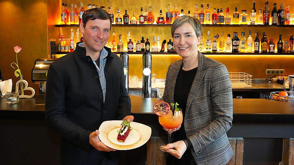 Gerhard Winkler und Franziska Moser-Winkler mit Beef Tartare und Cocktail