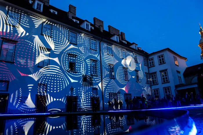 "Arkestra of Light: polarized" vom Grazer Lichtkünstler-Trio OchoReSotto im Burghof
