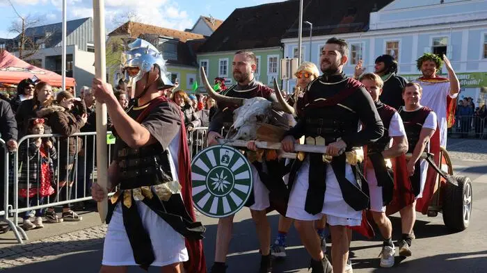 Römer, Gallier und Teichpiraten machten die Feldbacher Innenstadt am Faschingsdienstag unsicher.